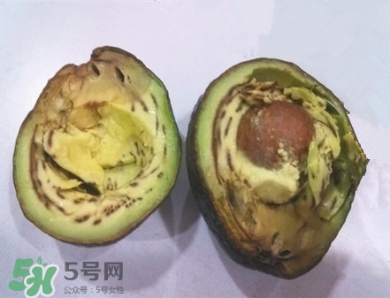 牛油果切開黑了能吃嗎？牛油果為什么會有黑點(diǎn)？