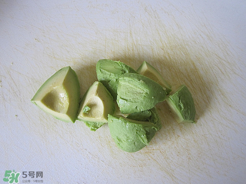 牛油果沙拉怎么做？牛油果沙拉用什么醬？