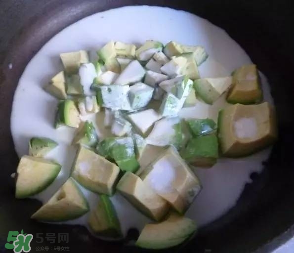 牛油果沙拉怎么做？牛油果沙拉用什么醬？