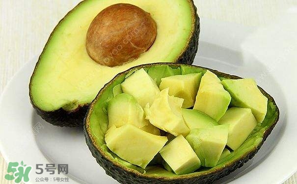 寶寶吃牛油果要蒸熟嗎？寶寶吃牛油果會便秘嗎？