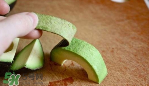 牛油果榨汁要去皮嗎？牛油果榨汁要加水嗎？