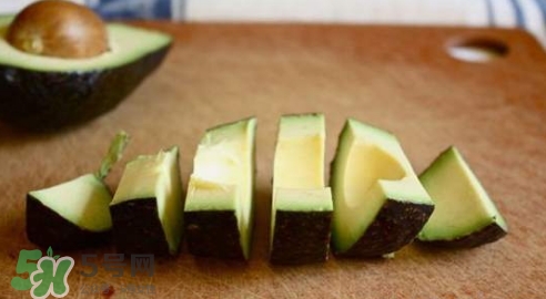 牛油果榨汁要去皮嗎？牛油果榨汁要加水嗎？