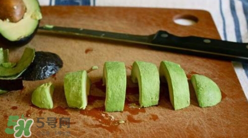 牛油果榨汁要去皮嗎？牛油果榨汁要加水嗎？