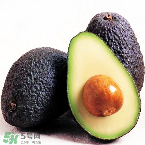 牛油果切開黑了能吃嗎？牛油果為什么會有黑點(diǎn)？