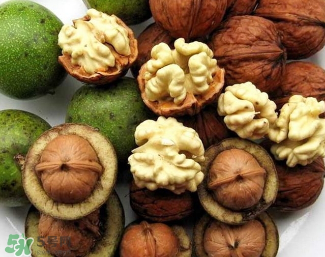 新鮮核桃外殼發(fā)霉能吃嗎？新鮮核桃長毛還能吃嗎？