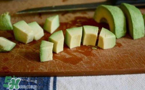 牛油果榨汁要去皮嗎？牛油果榨汁要加水嗎？