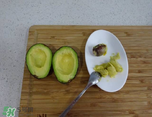 牛油果沙拉怎么做？牛油果沙拉用什么醬？