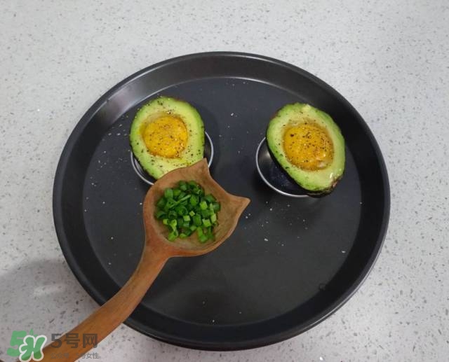 牛油果沙拉怎么做？牛油果沙拉用什么醬？