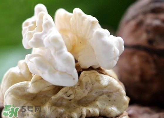 新鮮核桃外殼發(fā)霉能吃嗎？新鮮核桃長毛還能吃嗎？