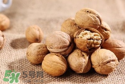 青皮核桃和干核桃哪個營養(yǎng)高？有什么區(qū)別？
