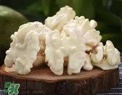 新鮮核桃要剝皮嗎？剝皮時手變黑怎么清洗？