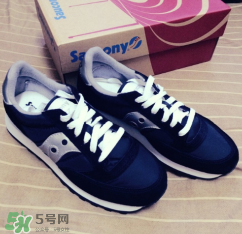 saucony鞋子怎么樣？索康尼鞋碼偏大偏?。?></p><h3>索康尼品牌介紹</h3><p>Saucony(索康尼)，在美國有著 
“運動鞋中的勞斯萊斯”美譽。它是全球跑鞋四大品牌其中一員，至今已有100多年的歷史了。它的產(chǎn)品有分為專業(yè)運動系列和運動休閑系列兩大部分。了解Saucony(索康尼)的朋友們，應該知道它有一個最大特點那就是可以適應每個人的不同腳型和步態(tài)。能在跑鞋四大品牌上榜上有名，Saucony(索康尼)也是它的秘訣所在。它的秘訣來自它的核心技術：GRID系統(tǒng)，這是被公認為全球僅有的能夠同時提供穩(wěn)定和緩震功能的中底技術系統(tǒng)，從而提高運動鞋的穩(wěn)定和緩震性能。因此，穿著Saucony(索康尼)跑步鞋，你能夠獲得最佳的運動效果和保護。</p><p style=