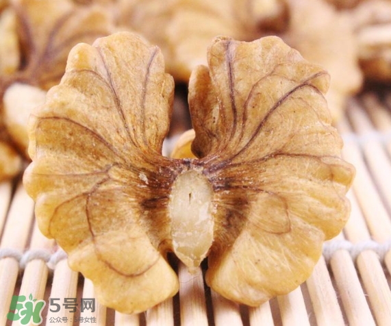 青皮核桃和干核桃哪個營養(yǎng)高？有什么區(qū)別？