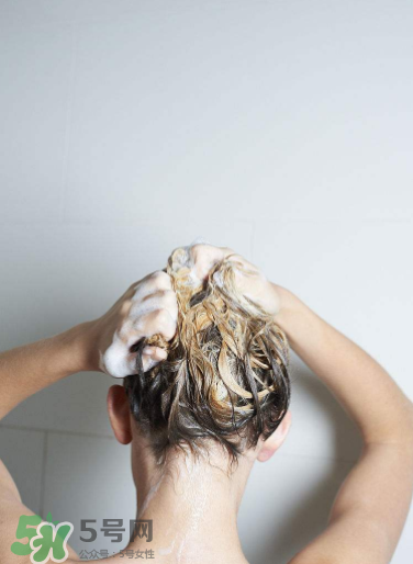 去屑洗發(fā)水真的能去屑嗎？自然晾干頭發(fā)好不好？