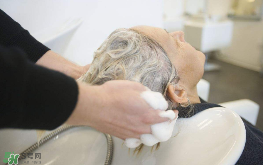 去屑洗發(fā)水真的能去屑嗎？自然晾干頭發(fā)好不好？