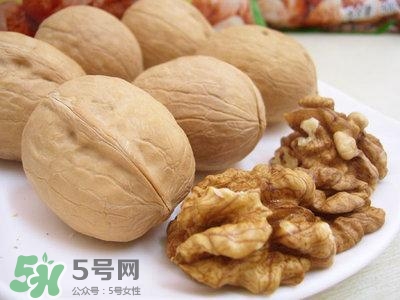 吃核桃對(duì)頭發(fā)有什么好處？為什么吃核桃對(duì)頭發(fā)生長(zhǎng)有好處？