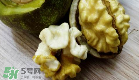 新鮮核桃要剝皮嗎？剝皮時手變黑怎么清洗？