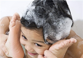 去屑洗發(fā)水真的能去屑嗎？自然晾干頭發(fā)好不好？