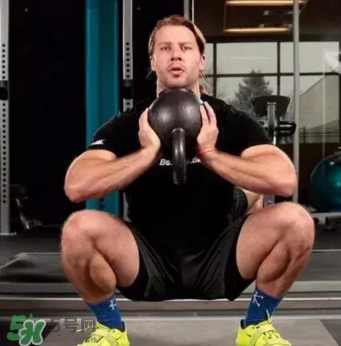 壺鈴深蹲訓(xùn)練什么？壺鈴深蹲壺鈴多重？