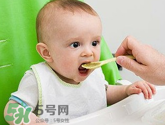 母乳寶寶幾個月添加輔食？母乳寶寶添加輔食的時間介紹