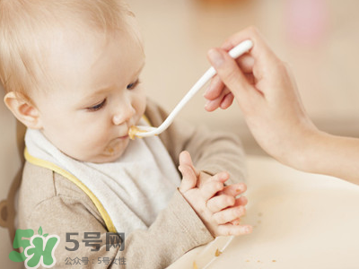 母乳寶寶幾個月添加輔食？母乳寶寶添加輔食的時間介紹