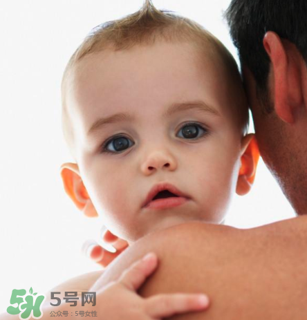 寶寶打嗝的原因  寶寶通常為什么打嗝？