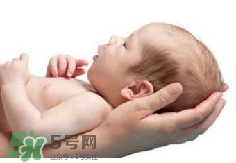 寶寶打嗝的原因  寶寶通常為什么打嗝？