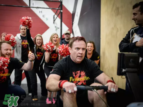 劃船機是練腹肌的嗎？劃船機的鍛煉方法