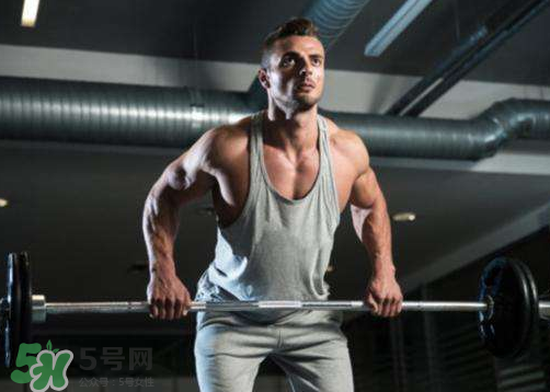 杠鈴劃船怎么做？杠鈴劃船正手反手區(qū)別