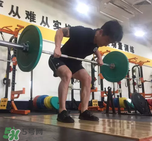 杠鈴劃船練哪里？杠鈴劃船重量怎么選？