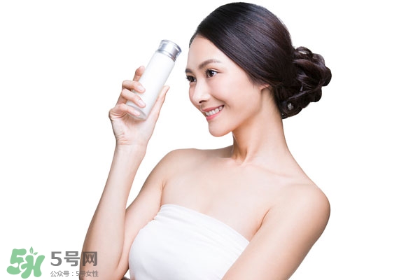 粉底液和乳液一樣的嗎 乳液和粉底液的區(qū)別 粉底液和乳液一樣的嗎 乳液和粉底液的區(qū)別