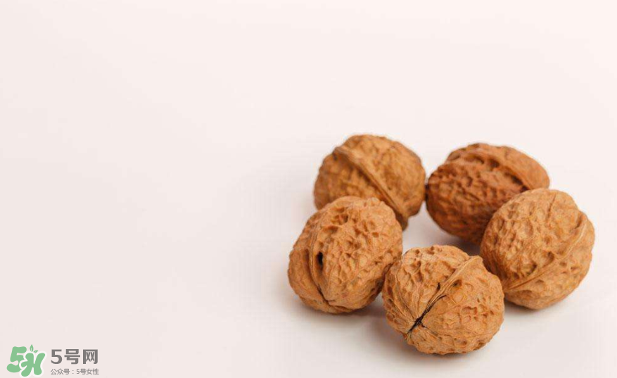 核桃對人體的四大功效是什么？核桃皮泡水有什么功效？