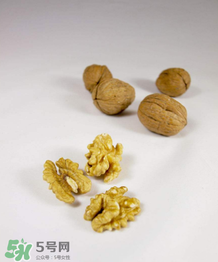 核桃對人體的四大功效是什么？核桃皮泡水有什么功效？