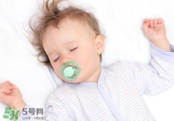 寶寶幾個月開始補(bǔ)鈣最合適？嬰幼兒幾個月的時候吃魚肝油