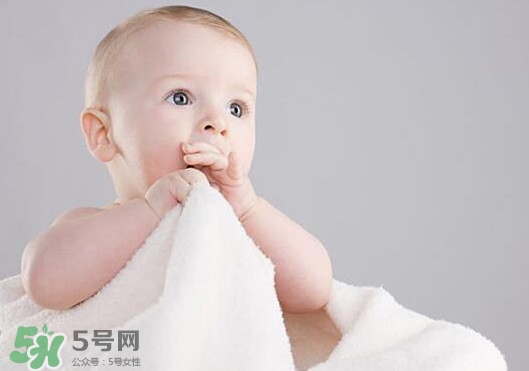 寶寶手指甲有白痕怎么回事？幼兒手指甲發(fā)白是缺鈣嗎