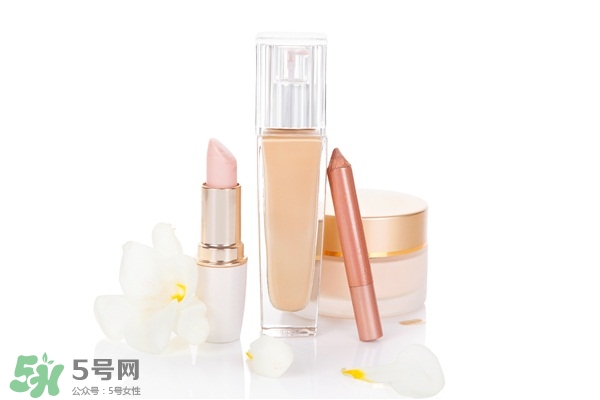 粉底液和乳液一樣的嗎 乳液和粉底液的區(qū)別 粉底液和乳液一樣的嗎 乳液和粉底液的區(qū)別