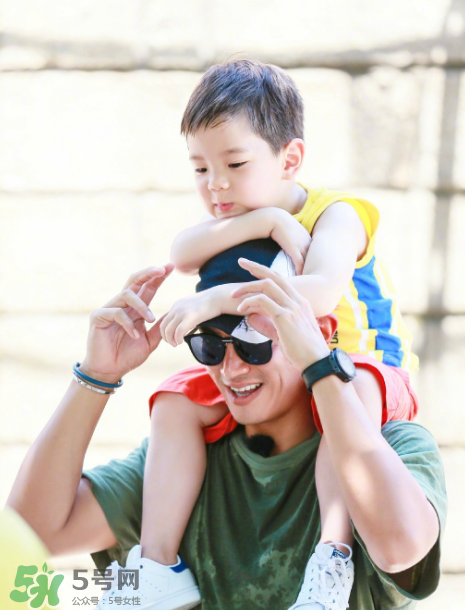 雙眼皮能搓出來嗎？霍思燕怎么幫嗯哼搓雙眼皮的？