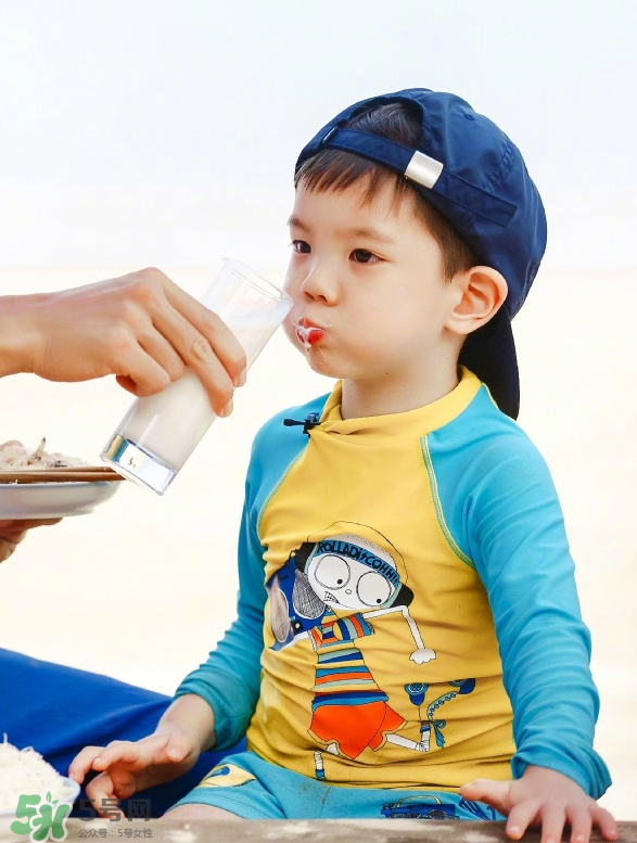 雙眼皮能搓出來嗎？霍思燕怎么幫嗯哼搓雙眼皮的？