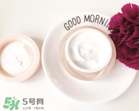 粉底液和懶人面霜哪個(gè)先抹 素顏霜和粉底液的順序 粉底液和懶人面霜哪個(gè)先抹 素顏霜和粉底液的順序