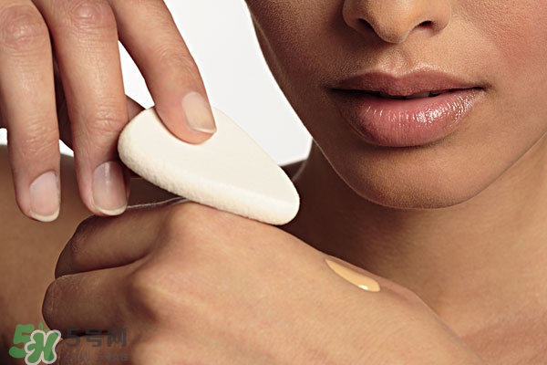 粉底液和蜜粉的區(qū)別 蜜粉和粉底液的區(qū)別