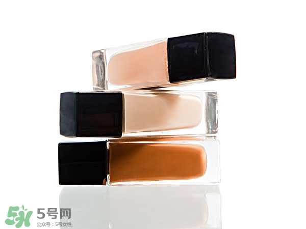 粉底液和cc霜哪個(gè)先用 cc霜和粉底液的順序 粉底液和cc霜哪個(gè)先用 cc霜和粉底液的順序