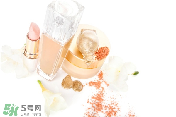 粉底液和cc霜哪個(gè)先用 cc霜和粉底液的順序 粉底液和cc霜哪個(gè)先用 cc霜和粉底液的順序