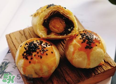 孕婦可以吃蛋黃酥嗎 坐月子可以吃蛋黃酥嗎 孕婦可以吃蛋黃酥嗎 坐月子可以吃蛋黃酥嗎