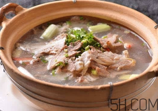 牛骨頭湯要放哪些食材？牛骨頭湯要煮多長時間