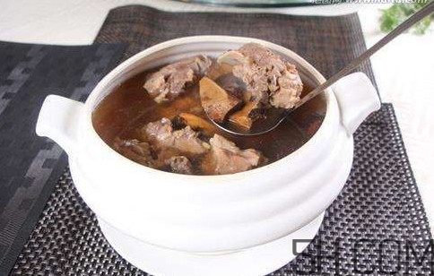 牛骨頭湯要放哪些食材？牛骨頭湯要煮多長時間