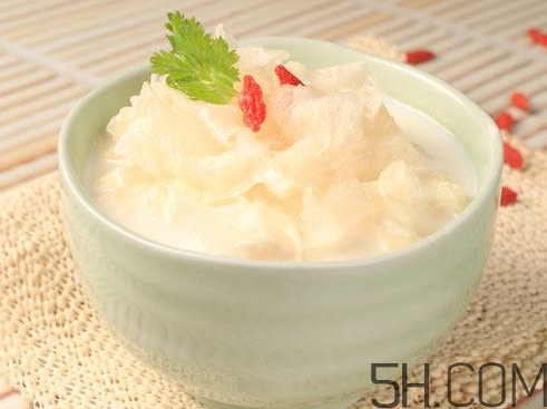 雪梨能和牛奶一起吃嗎？雪梨可以和牛奶榨汁嗎？