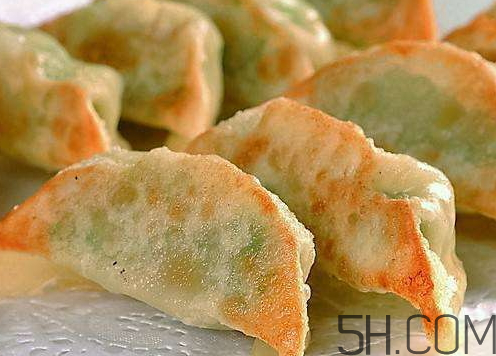 煎餃可以先蒸后煎嗎？煎餃?zhǔn)巧暹€是熟煎？