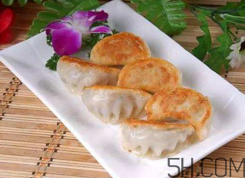 煎餃可以先蒸后煎嗎？煎餃?zhǔn)巧暹€是熟煎？