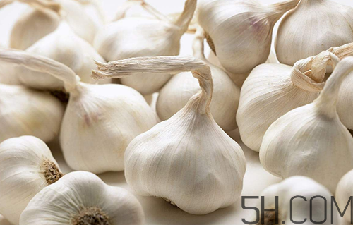 大蒜泡酒可以治腳氣嗎？治腳氣的方法有哪些？