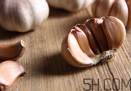 大蒜泡酒可以放冰糖嗎？什么藥酒中可以加冰糖？